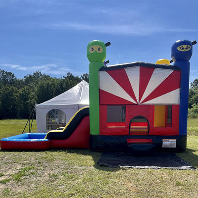 Château de couleur personnalisé pour enfants sur le thème du château gonflable avec combo de diapositives