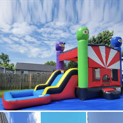 Château de couleur personnalisé pour enfants sur le thème du château gonflable avec combo de diapositives
