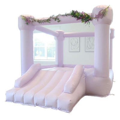 Les enfants trampoline rose et la princesse château gonflable porte-parole maison avec la maille blanche