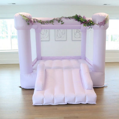 Les enfants trampoline rose et la princesse château gonflable porte-parole maison avec la maille blanche