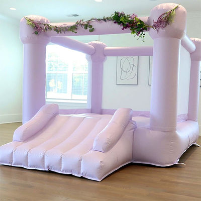 Les enfants trampoline rose et la princesse château gonflable porte-parole maison avec la maille blanche