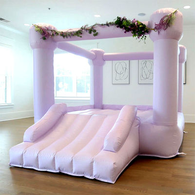 Les enfants trampoline rose et la princesse château gonflable porte-parole maison avec la maille blanche