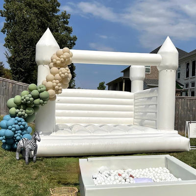 Les enfants trampoline rose et la princesse château gonflable porte-parole maison avec la maille blanche