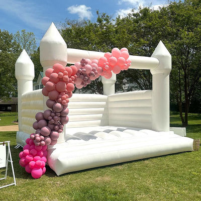 Les enfants trampoline rose et la princesse château gonflable porte-parole maison avec la maille blanche