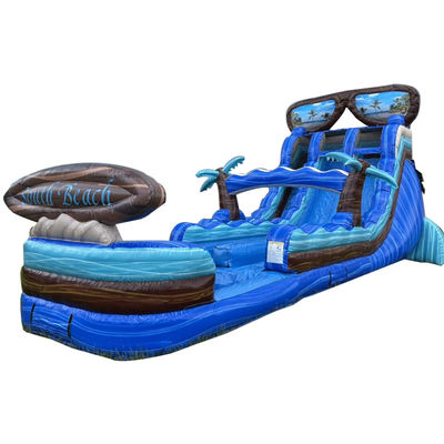 Préparez-vous à faire une éclaboussure avec un toboggan gonflable de 40 pieds avec une piscine et une immense planche de surf