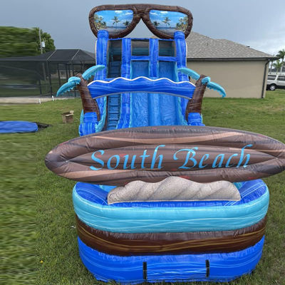 Préparez-vous à faire une éclaboussure avec un toboggan gonflable de 40 pieds avec une piscine et une immense planche de surf