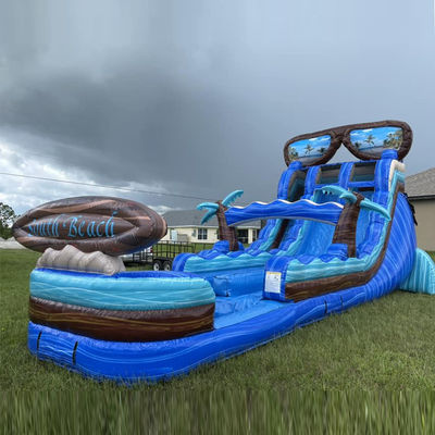 Préparez-vous à faire une éclaboussure avec un toboggan gonflable de 40 pieds avec une piscine et une immense planche de surf
