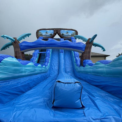 Préparez-vous à faire une éclaboussure avec un toboggan gonflable de 40 pieds avec une piscine et une immense planche de surf