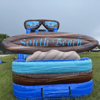 Préparez-vous à faire une éclaboussure avec un toboggan gonflable de 40 pieds avec une piscine et une immense planche de surf