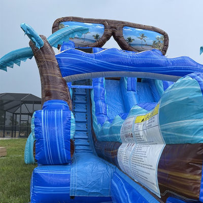 Préparez-vous à faire une éclaboussure avec un toboggan gonflable de 40 pieds avec une piscine et une immense planche de surf