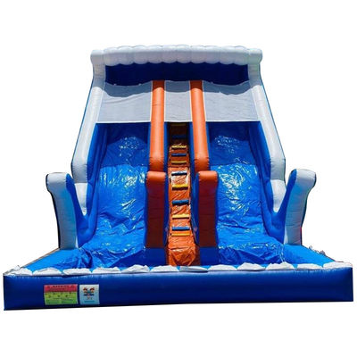 Équipement de parc aquatique gonflable de couleur personnalisé avec une grande piscine et deux larges toboggans
