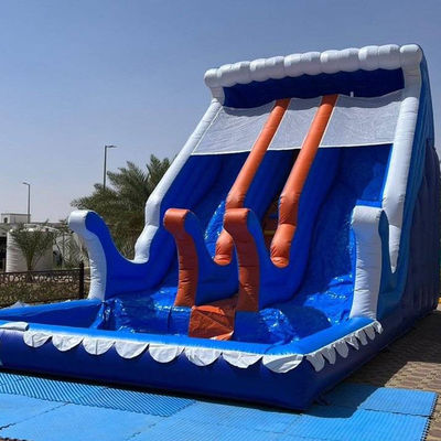 Équipement de parc aquatique gonflable de couleur personnalisé avec une grande piscine et deux larges toboggans