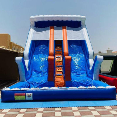 Équipement de parc aquatique gonflable de couleur personnalisé avec une grande piscine et deux larges toboggans