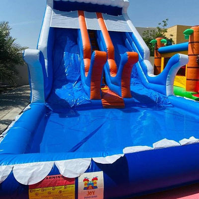 Équipement de parc aquatique gonflable de couleur personnalisé avec une grande piscine et deux larges toboggans