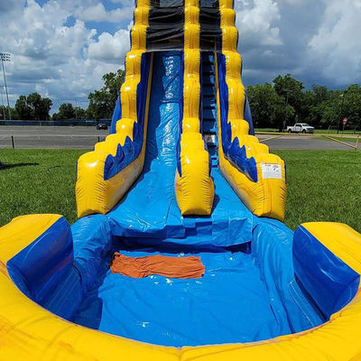 Glissière gonflable commerciale de taille adulte avec piscine en jaune rayé