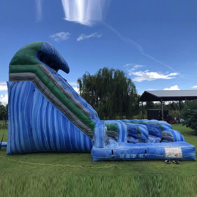 Parc aquatique extérieur en forme d'onde gonflable avec double glissière en PVC bleu