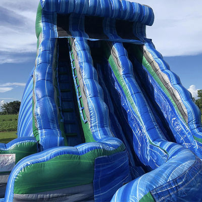 Parc aquatique extérieur en forme d'onde gonflable avec double glissière en PVC bleu