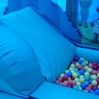 Trampoline de pique-nique commercial pour enfants avec château de rebond bleu gonflable et trou de balle