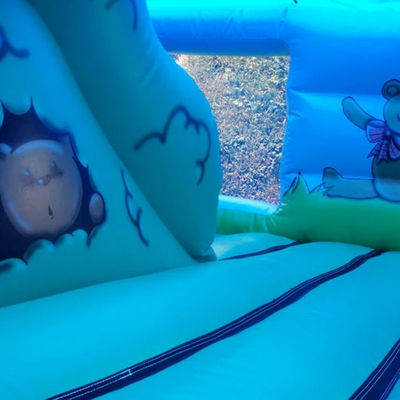 Trampoline de pique-nique commercial pour enfants avec château de rebond bleu gonflable et trou de balle