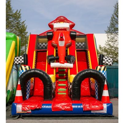 Glissière gonflable pour enfants en plein air avec un design de voiture rouge cool