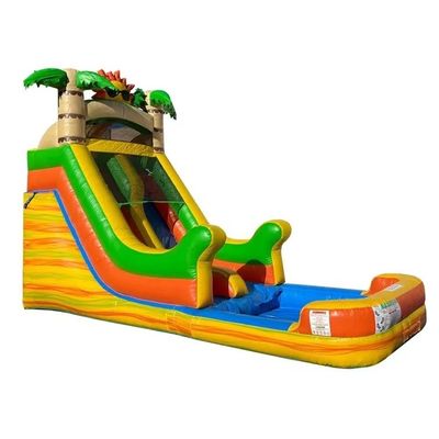 Les enfants de 2 à 4 ans doivent avoir un toboggan gonflable avec piscine et soleil
