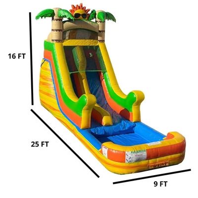 Les enfants de 2 à 4 ans doivent avoir un toboggan gonflable avec piscine et soleil
