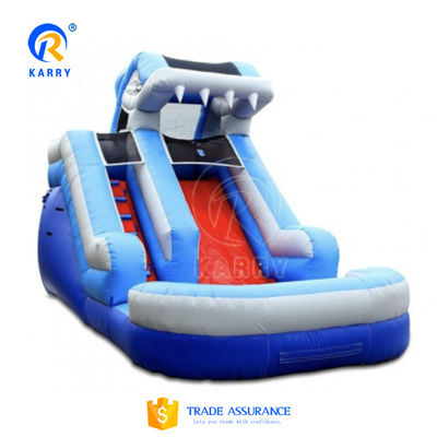 Les enfants de 2 à 4 ans doivent avoir un toboggan gonflable avec piscine et soleil