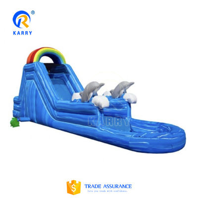 Glissière gonflable de petite baleine grise avec piscine d'eau de l'océan bleu et souffleur inclus