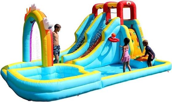 Rideau d'eau arc-en-ciel et grimpe-roche gonflable à l'eau double toboggan Jeu de parc pour enfants