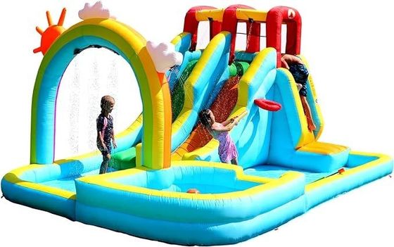 Rideau d'eau arc-en-ciel et grimpe-roche gonflable à l'eau double toboggan Jeu de parc pour enfants