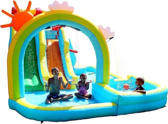 Rideau d'eau arc-en-ciel et grimpe-roche gonflable à l'eau double toboggan Jeu de parc pour enfants