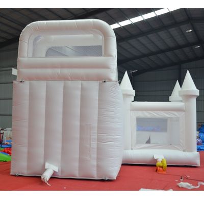 Transformez votre jardin en une zone amusante avec notre maison gonflable blanche et notre toboggan
