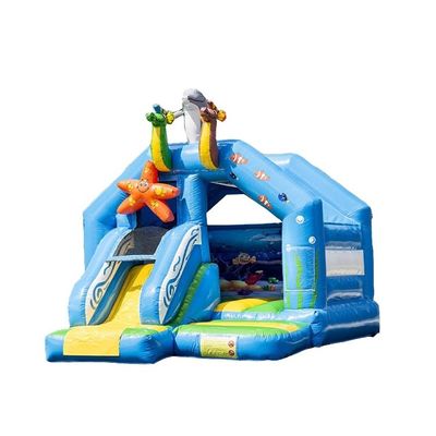 Maison gonflable portable dans le jardin avec une petite diapositive