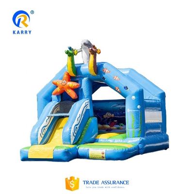 Maison gonflable portable dans le jardin avec une petite diapositive