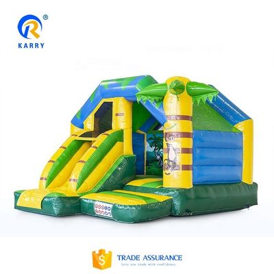 Maison gonflable portable dans le jardin avec une petite diapositive