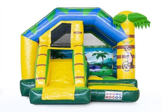 Maison gonflable portable dans le jardin avec une petite diapositive