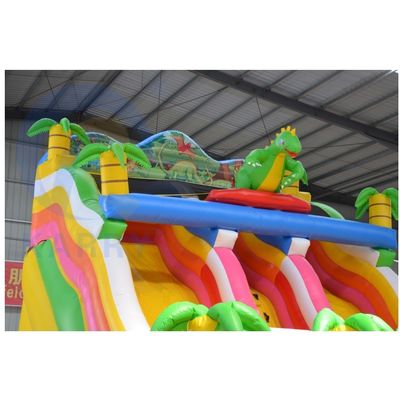 Terrain de jeux public en plein air Château gonflable à saut à l'eau avec une piste de glissement extra large