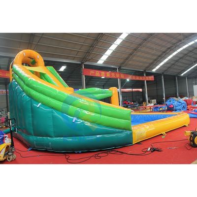 Jeux de jardin pour enfants toboggan aquatique commercial Combo de piscine gonflable et outils de pulvérisation