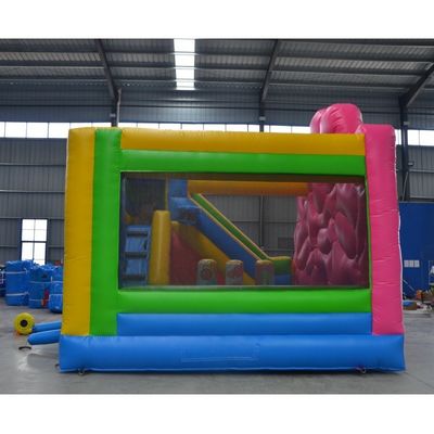 Un ours gonflable pour les fêtes
