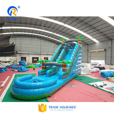 Jeux pour enfants en plein air avec piscine