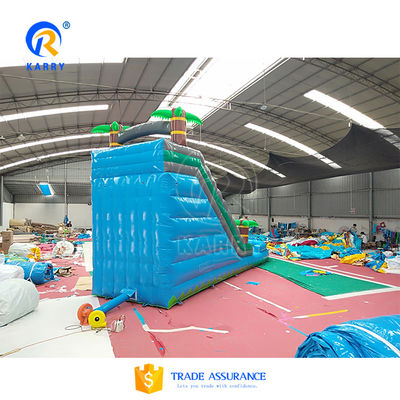 Jeux pour enfants en plein air avec piscine