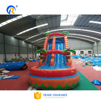 Jeux pour enfants en plein air avec piscine