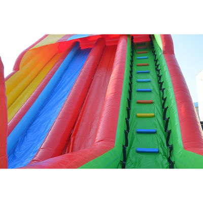 Essentiel pour l'été, toboggan gonflable multicolore avec piscine et fermeture automatique