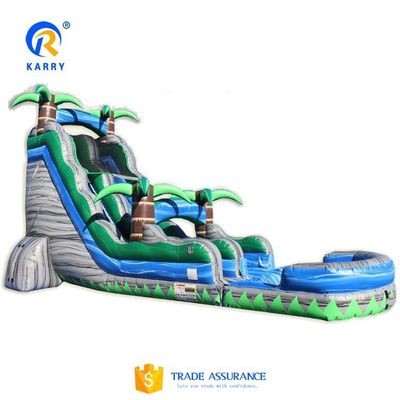 Des palmiers colorés, un toboggan gonflable pour terrain de jeux, de 15 pieds de hauteur.