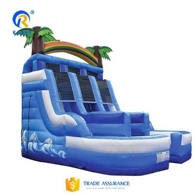 Des palmiers colorés, un toboggan gonflable pour terrain de jeux, de 15 pieds de hauteur.