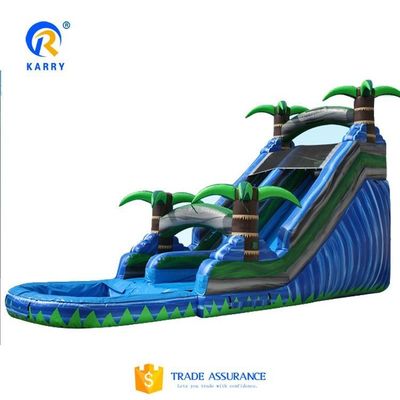 Des palmiers colorés, un toboggan gonflable pour terrain de jeux, de 15 pieds de hauteur.