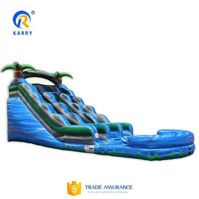 Des palmiers colorés, un toboggan gonflable pour terrain de jeux, de 15 pieds de hauteur.