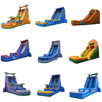 Des palmiers colorés, un toboggan gonflable pour terrain de jeux, de 15 pieds de hauteur.