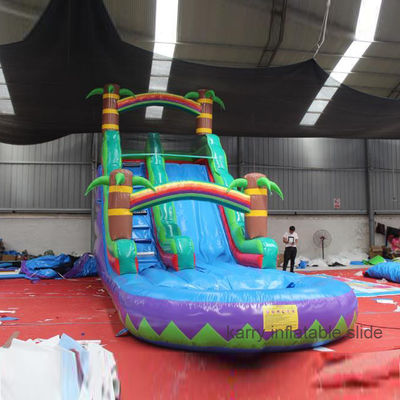 Des toboggans gonflables et un trampoline pour enfants
