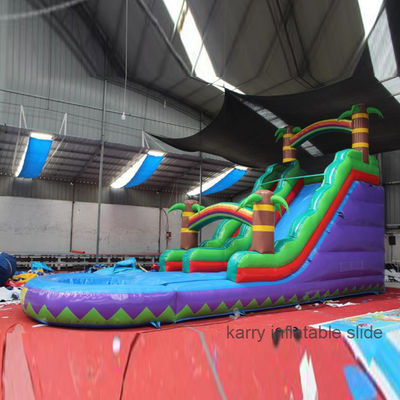 Des toboggans gonflables et un trampoline pour enfants